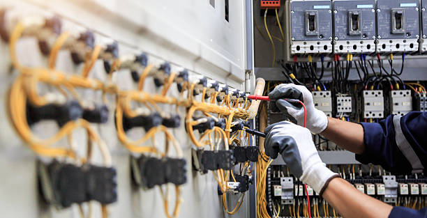 Professional Electrician technician working in Timberlane, IL